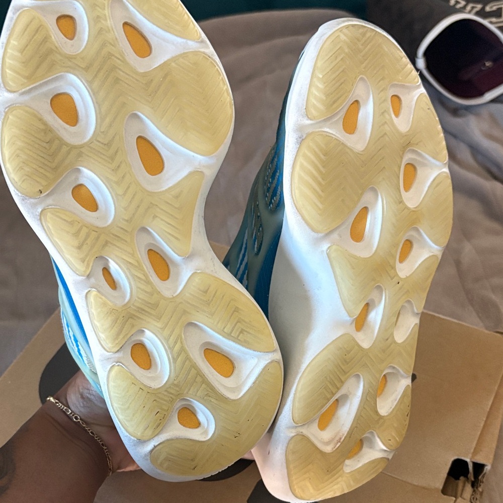Yeezy 700 - Picture 4 of 10
